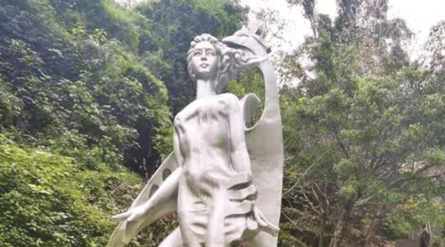  达城街头首座雕塑 “凤凰姑娘”露新颜