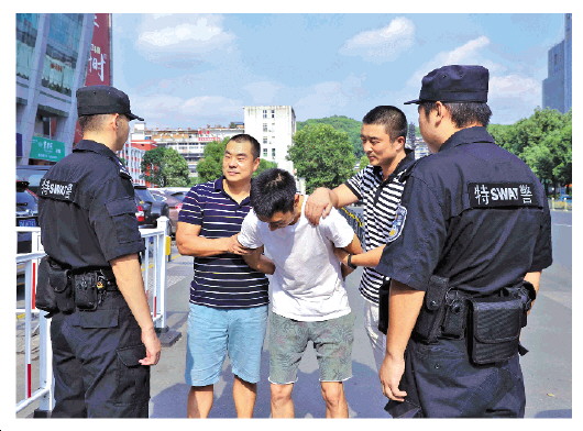 "猫鼠同步"等公交,巧妙伪装"农民工"……"反扒能手"甘